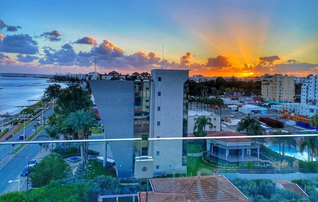 The White Pearl Suite - Beach Front City Centre With Sea View. Limassol Exterior photo